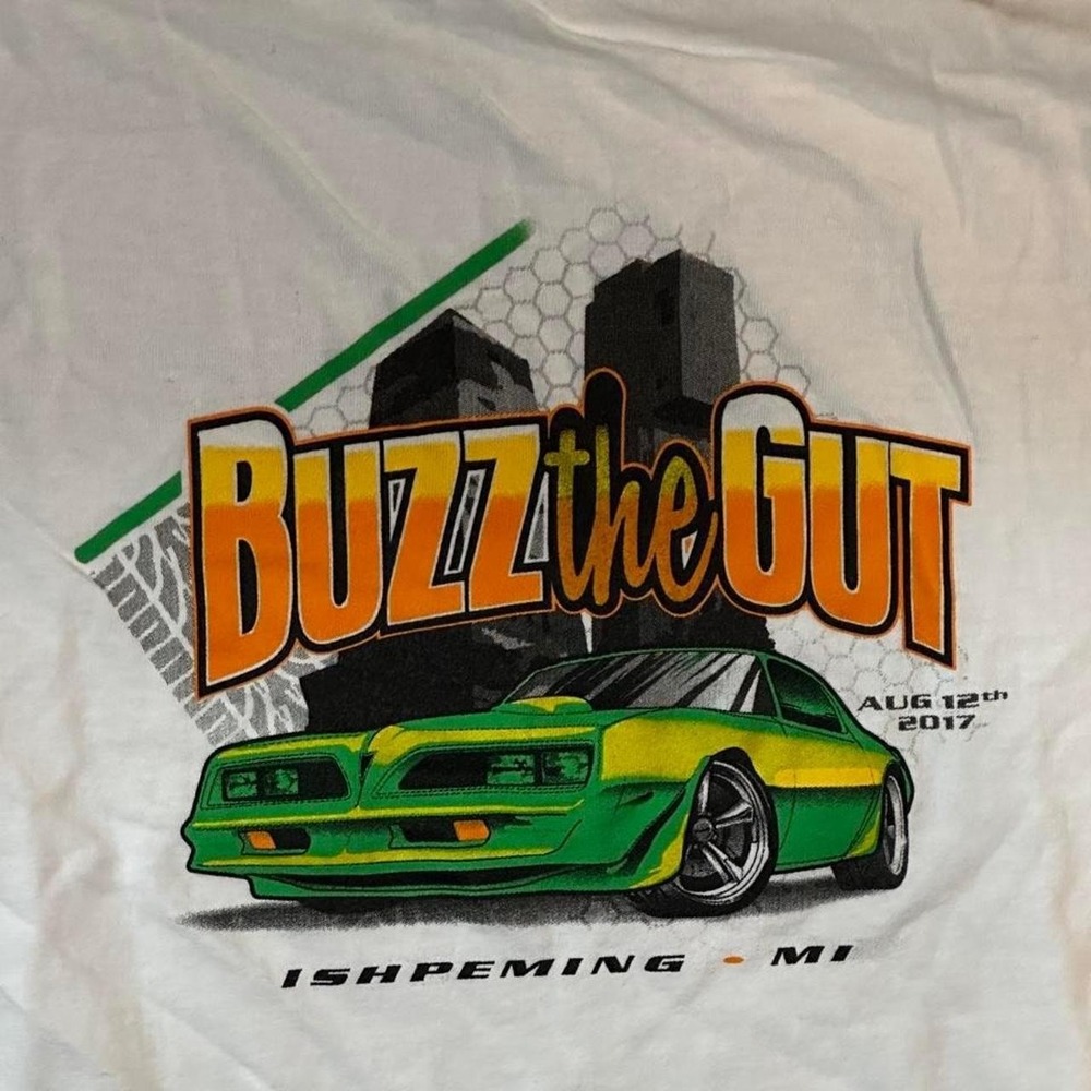 Gildan Buzz the Gut 2017 Ishpeming MI Car Show Graphic Tee White Mens Large